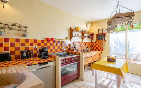 Reves de Rives: Bâtiment, Cabinetry, Comptoir, Bois, Maison, Éclairage, Cuisine, Orange, Fenêtre, Design Intérieur