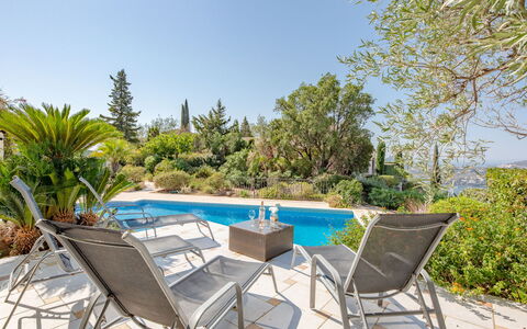 Reves de Rives: Ciel, Plante, Propriété, Meubles, L'Eau, Piscine, Bleu Azur, Mobilier De Jardin, Chaise, Arbre
