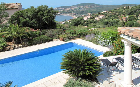Reves de Rives: Plante, L'Eau, Ciel, Propriété, Bleu Azur, Bâtiment, Piscine, Mobilier De Jardin, Arbre, Rectangle
