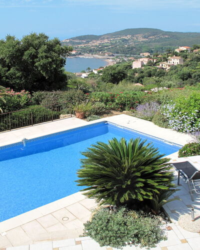 Reves de Rives: Plante, L'Eau, Ciel, Propriété, Bleu Azur, Bâtiment, Piscine, Mobilier De Jardin, Arbre, Rectangle