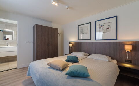 Ganuenta: Meubles, Propriété, Bâtiment, Confort, Bleu Azur, Bois, Textile, Éclairage, Design Intérieur, Lit