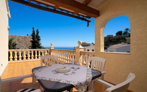 Almirante: Meubles, Table, Ciel, Chaise, Bleu Azur, Plante, Bois, Ombre, Arbre, Design Intérieur