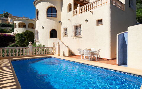 Almirante: L'Eau, Plante, Propriété, Bâtiment, Piscine, Bleu, Bleu Azur, Ombre, Éclairage, Chaise