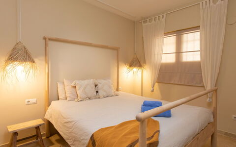 Sea Suite: Bâtiment, Meubles, Propriété, Confort, Bois, Textile, Fenêtre, Design Intérieur, Cadre De Lit, Ombre