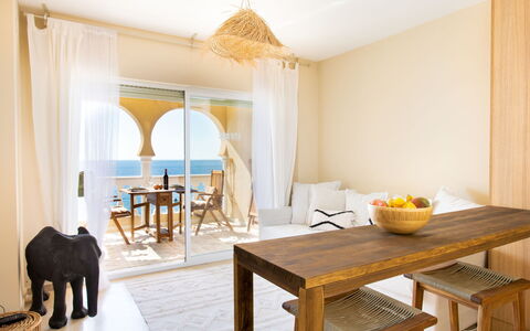 Sea Suite: Table, Propriété, Meubles, Chaise, Bois, Design Intérieur, Fenêtre, Rideau, Sol, Immobilier