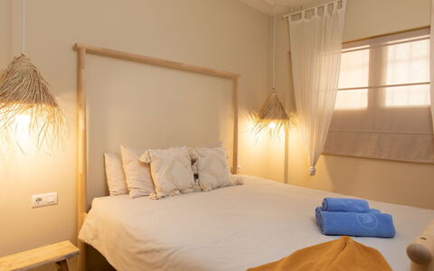 Sea Suite: Meubles, Bâtiment, Propriété, Fenêtre, Confort, Bois, Bleu Azur, Textile, Cadre De Lit, Design Intérieur