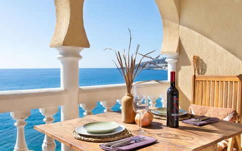 Sea Suite: Table, Ciel, Propriété, Meubles, L'Eau, Vaisselle, Bois, Bleu Azur, Bleu, Design Intérieur