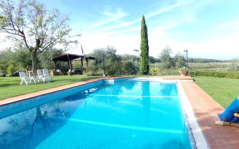 Il Campanile: L'Eau, Ciel, Nuage, Plante, Piscine, Bleu Azur, Arbre, Ombre, Paysage Naturel, Herbe