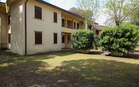 Rosolina Mare 624: Plante, Bâtiment, Ciel, Fenêtre, Arbre, Lot Terre, Herbe, Quartier, Mur