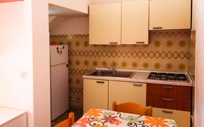 Lorenza 624.1: Cabinetry, Propriété, Meubles, Comptoir, Bâtiment, Évier, Tiroir, Design Intérieur, Cuisine, Orange