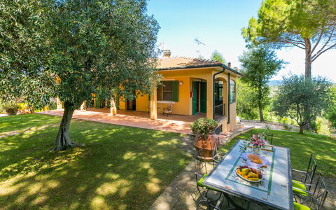Villa le Querce: Plante, Ciel, Bâtiment, Arbre, Ombre, Paysage Naturel, Lot Terre, Herbe, Maison, Chalet
