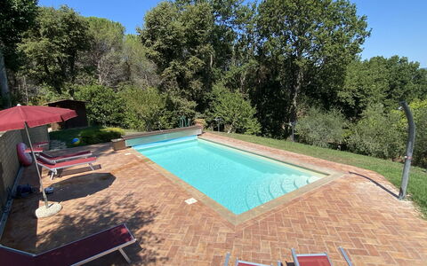 Villa le Querce: Ciel, Plante, Piscine, L'Eau, Ombre, Arbre, Mobilier De Jardin, Rectangle, Herbe, Bâtiment