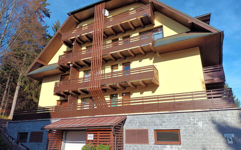 Sachrův Kopec: Ciel, Propriété, Bâtiment, Fenêtre, Bleu, Plante, Bois, Design Urbain, Immobilier, Condominium