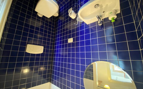 Casa Chiara: Lumière, Violet, Bleu, Salle De Bains, Éclairage, Jaune, Architecture, Design Intérieur, Mur, Sol