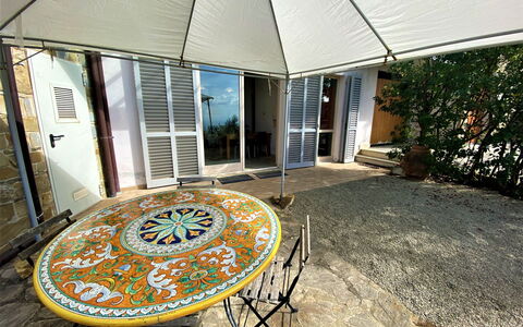 Casa Chiara: Meubles, Propriété, Table, Chaise, Bâtiment, Plante, Ombre, Bois, Mobilier De Jardin, Sol