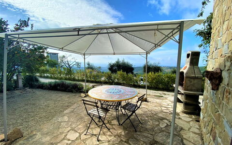 Casa Chiara: Table, Propriété, Plante, Meubles, Nuage, Ciel, Ombre, Tableau De Plein Air, Mobilier De Jardin, Loisir