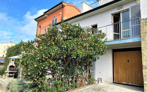 Casa Chiara: Plante, Nuage, Fleur, Bâtiment, Propriété, Ciel, Fenêtre, Maison, Surface De La Route