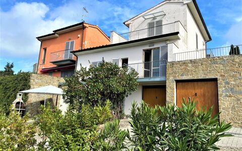 Casa Chiara: Nuage, Ciel, Plante, Bâtiment, Propriété, Fenêtre, Maison, Végétation, Lot Terre, Arbre