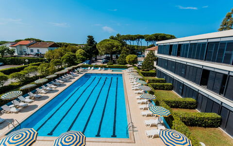 Marina di Bibbona 650: Plante, Ciel, L'Eau, Jour, Propriété, Piscine, Bâtiment, Bleu Azur, Arbre, Nuage