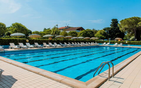 Marina di Bibbona 650: L'Eau, Ciel, Plante, Piscine, Nuage, Bleu Azur, Arbre, Rectangle, Loisir, Aqua