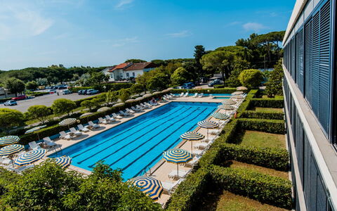 Marina di Bibbona 650: Ciel, L'Eau, Plante, Nuage, Piscine, Arbre, Ombre, Design Urbain, Herbe, Condominium