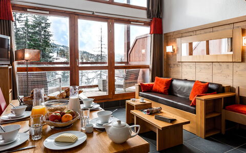Bourg St Maurice 651: Table, Meubles, Propriété, Canapé, Bois, Vaisselle, Orange, Design Intérieur, Fenêtre, Éclairage
