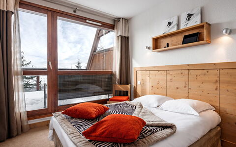 Bourg St Maurice 651: Meubles, Propriété, Confort, Bâtiment, Bleu Azur, Bois, Fenêtre, Cadre De Lit, Textile, Design Intérieur