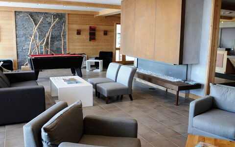 Bourg St Maurice 651: Meubles, Canapé, Salon, Sol, Sol, Bois, Confort, Mur, Bâtiment, Ombre