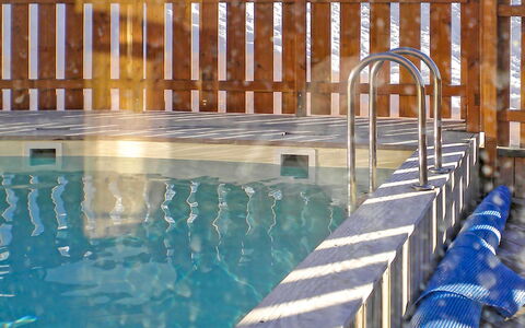 Bourg St Maurice 651: L'Eau, Propriété, Bâtiment, Bleu Azur, Piscine, Plan D'Eau, Loisir, Bois, Mobilier De Jardin, Chaise