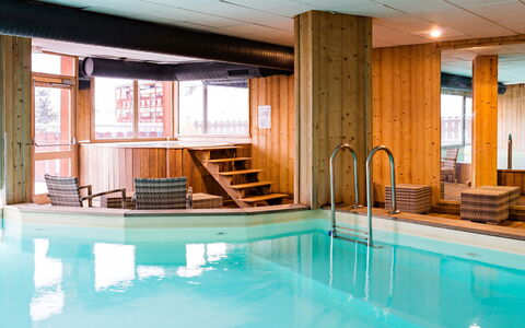 Bourg St Maurice 651: L'Eau, Propriété, Piscine, Bleu Azur, Design Intérieur, Architecture, Fenêtre, Sol, Loisir, Immobilier