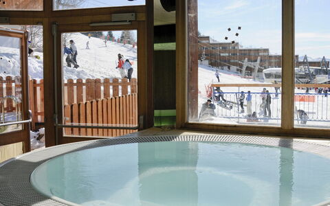 Bourg St Maurice 651: Propriété, Jour, L'Eau, Ombre, Architecture, Loisir, Piscine, Ciel, Immobilier, Neige