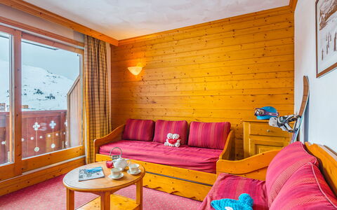 La Plagne 647: Propriété, Meubles, Canapé, Confort, Bâtiment, Bleu Azur, Bois, Textile, Design Intérieur, Violet