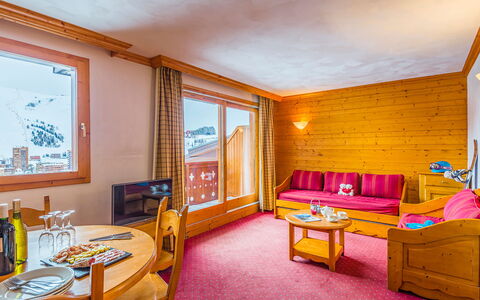La Plagne 647: Meubles, Propriété, Cabinetry, Table, Bâtiment, Bois, Confort, Tiroir, Design Intérieur, Cadre De Lit