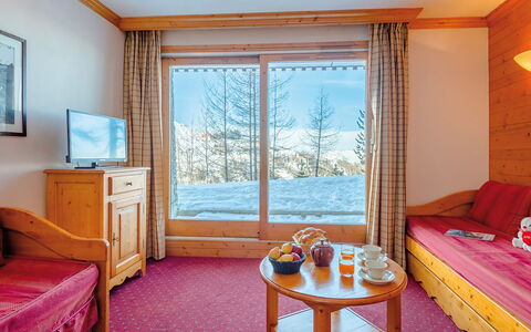La Plagne 647: Meubles, Confort, Bleu Azur, Bâtiment, Bois, Table, Cabinetry, Design Intérieur, Sol, Cadre De Lit