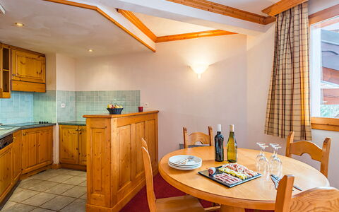 La Plagne 647: Table, Meubles, Cabinetry, Propriété, Bois, Bouteille, Comptoir, Bâtiment, Chaise, Design Intérieur