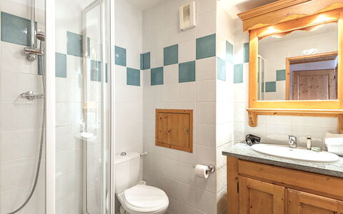 La Plagne 647: Miroir, Luminaire Plomberie, Évier, Propriété, Armoire De Toilette, Robinet, Cabinetry, Salle De Bains, Bleu, Violet
