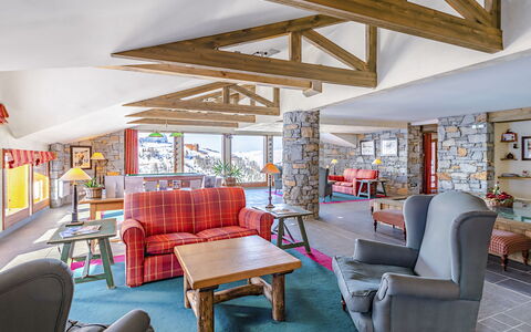 La Plagne 647: Meubles, Propriété, Table, Canapé, Salon, Design Intérieur, Confort, Architecture, Sol, Bois