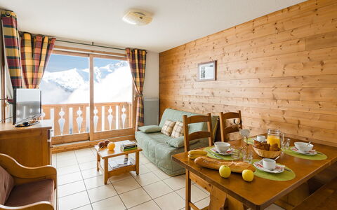 Vallandry 651: Table, Meubles, Fenêtre, Bois, Architecture, Design Intérieur, Salon, Cadre, Mur, Sol