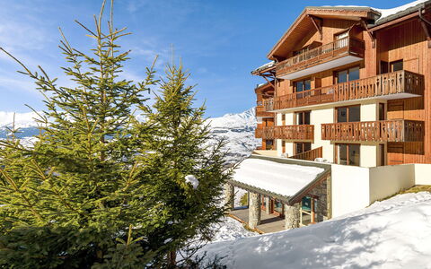 Vallandry 651: Ciel, Bâtiment, Nuage, Neige, Mélèze, Maison, Fenêtre, Quartier, Arbre, À Feuilles Persistantes