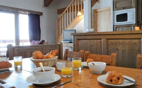 La Toussuire 651: Aliments, Table, Vaisselle, Meubles, Cabinetry, Assiette, Fenêtre, Design Intérieur, Vaisselle, Bois