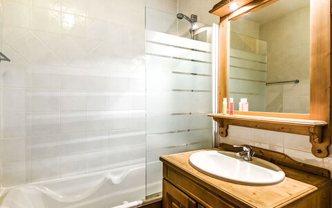 La Toussuire 651: Robinet, Luminaire Plomberie, Armoire De Toilette, Évier, Miroir, Propriété, Lavabo, Cabinetry, Salle De Bains, Bois