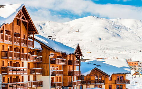 La Toussuire 651: Nuage, Ciel, Bâtiment, Neige, Propriété, Montagne, Monde, Maison, Pente, Fenêtre