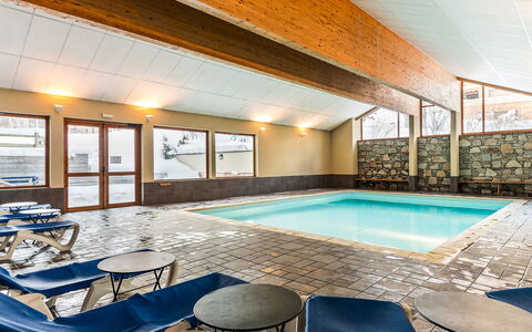 Valloire 651: L'Eau, Propriété, Meubles, Piscine, Design Intérieur, Chaise, Architecture, Table, Sol, Sol