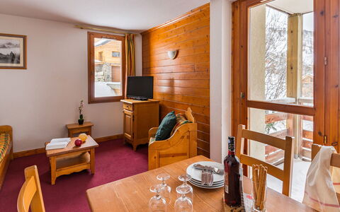 Valloire 651: Table, Cadre, Meubles, Propriété, Bois, Chaise, Design Intérieur, Sol, Vaisselle, Fenêtre