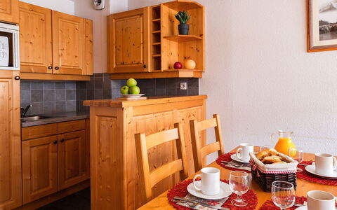 Valloire 651: Cabinetry, Propriété, Meubles, Table, Vaisselle, Vaisselle, Tasse À Café, Coupe, Tiroir, Design Intérieur