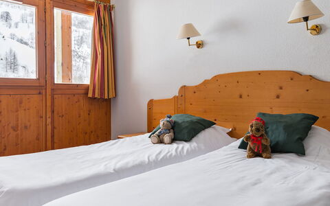 Valloire 651: Meubles, Propriété, Confort, Fenêtre, Bois, Textile, Design Intérieur, Sol, Lit, Cadre De Lit