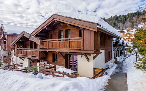Les Gets 651: Ciel, Bâtiment, Nuage, Neige, Fenêtre, Maison, Pente, Arbre, Bois, Chalet
