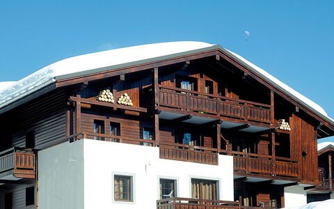 Les Gets 651: Ciel, Propriété, Bâtiment, Fenêtre, Bois, Pente, Façade, Maison, Toit, Neige