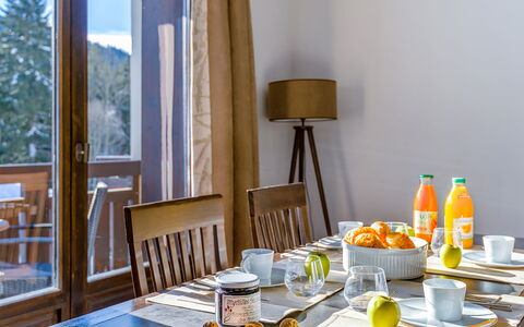 Les Gets 651: Vaisselle, Table, Aliments, Propriété, Vaisselle, Fenêtre, Assiette, Design Intérieur, Orange, Jaune