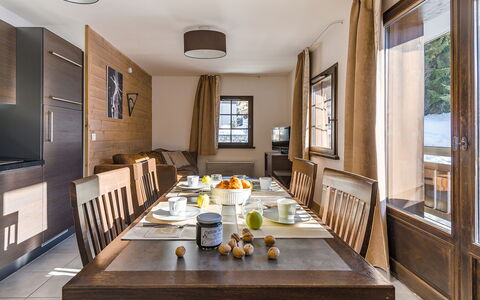 Les Gets 651: Table, Meubles, Propriété, Fenêtre, Bois, Vaisselle, Design Intérieur, Chaise, Sol, Cuisine